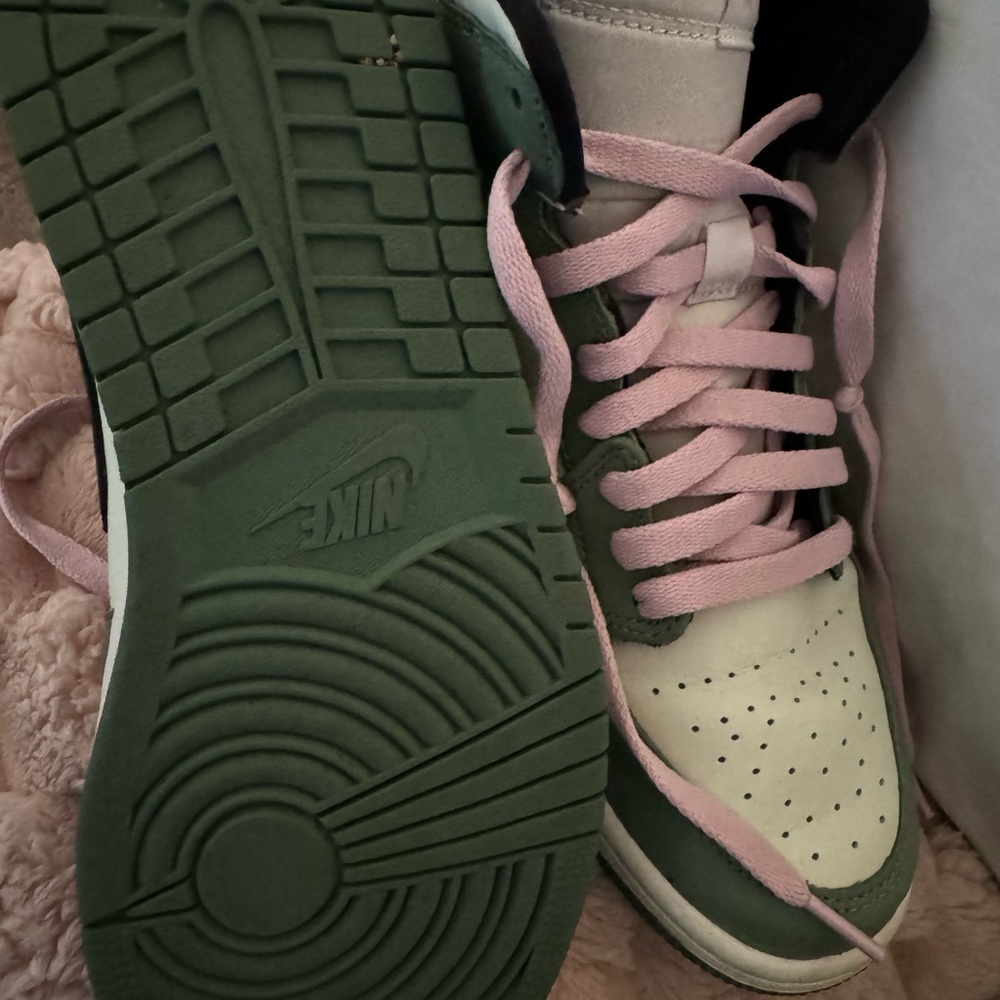 Nike Green and Pink Athletic Shoes - Picture 3 of 4